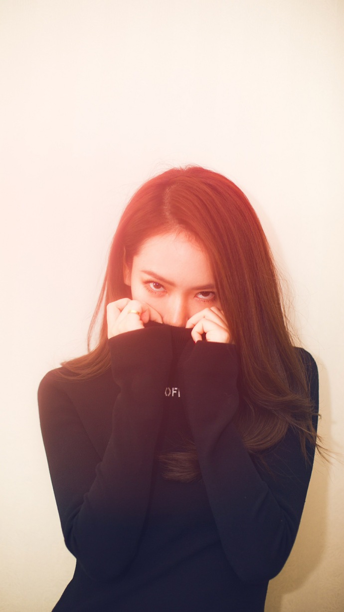 四川美女明星戚薇黑色高领毛衣冬季温暖写真