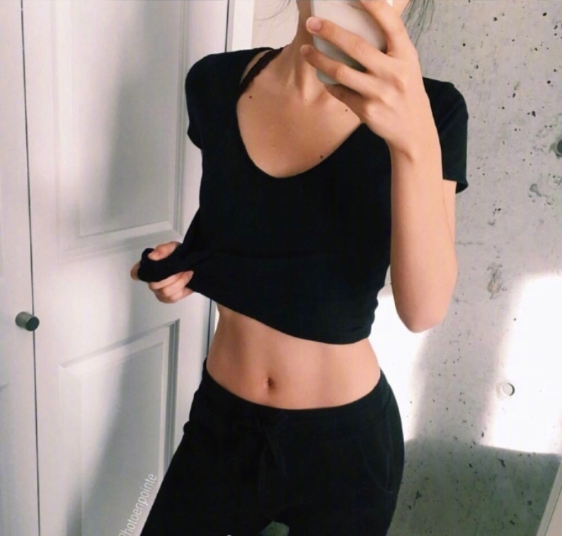 马甲线美女性感自拍照