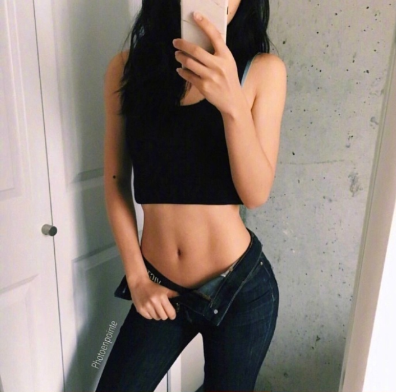 马甲线美女性感自拍照