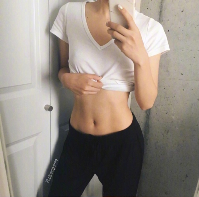 马甲线美女性感自拍照