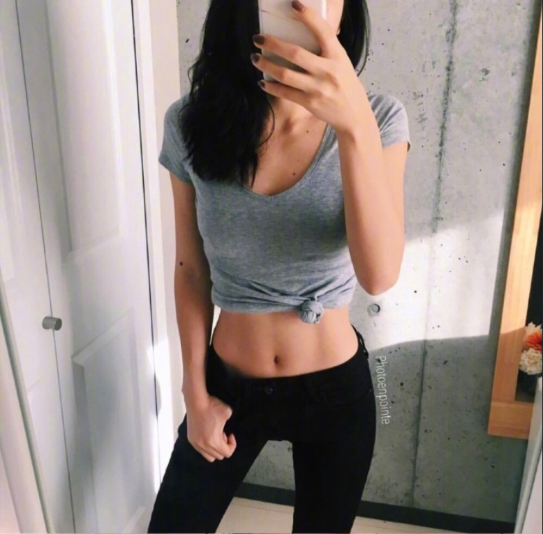 马甲线美女性感自拍照