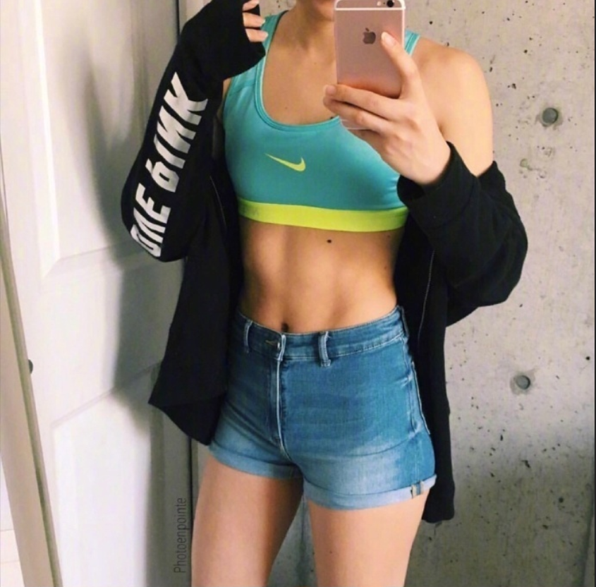 马甲线美女性感自拍照