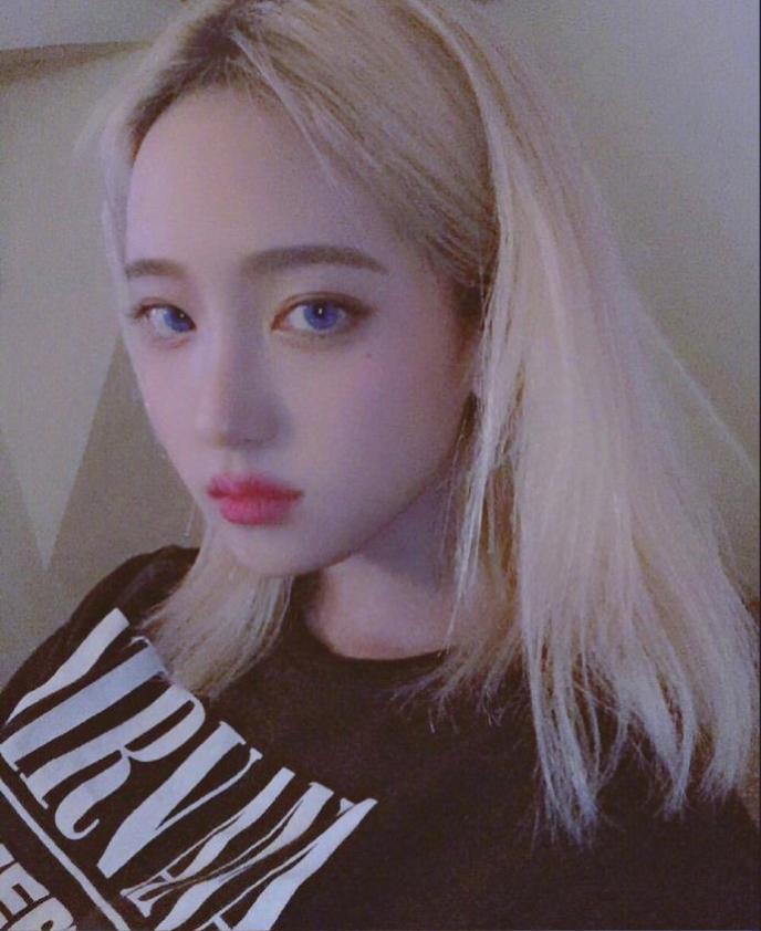 超拽女生头像_喜欢这样的酷女孩自拍照