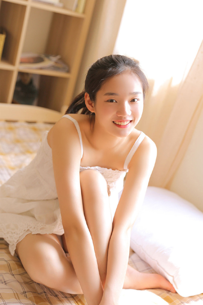 清纯美女扎马尾辫居家写真