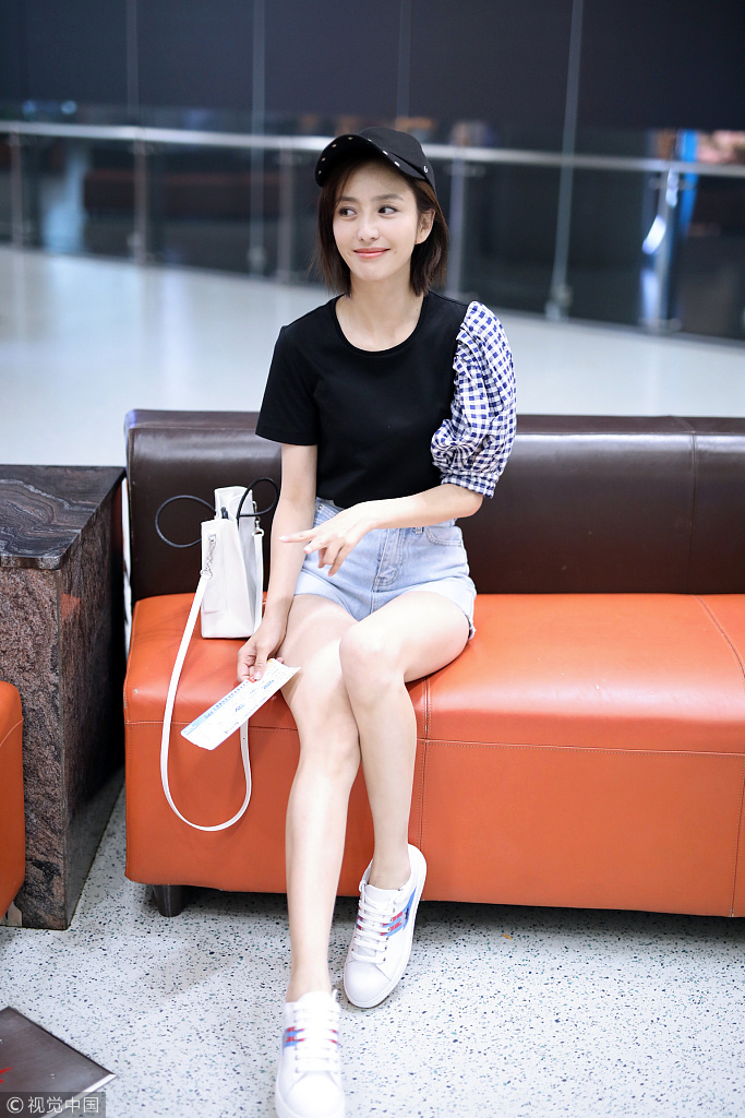 新疆美女明星佟丽娅泡泡袖上衣搭配牛仔短裤现