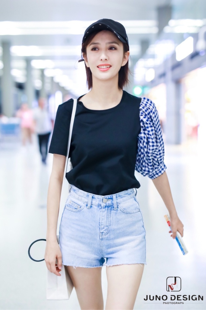 新疆美女明星佟丽娅泡泡袖上衣搭配牛仔短裤现