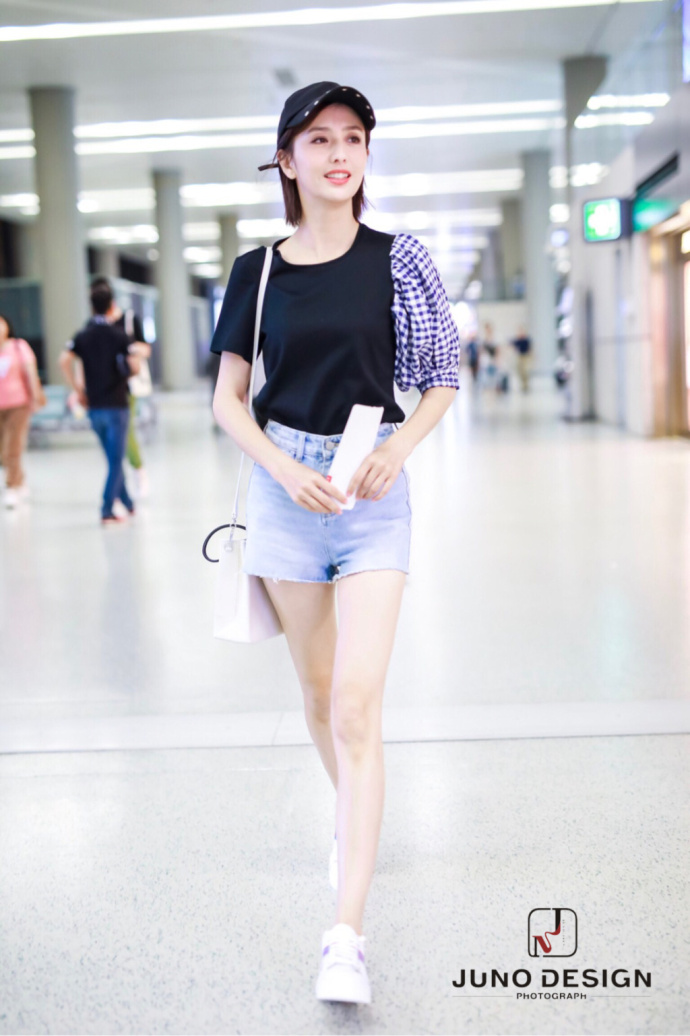 新疆美女明星佟丽娅泡泡袖上衣搭配牛仔短裤现