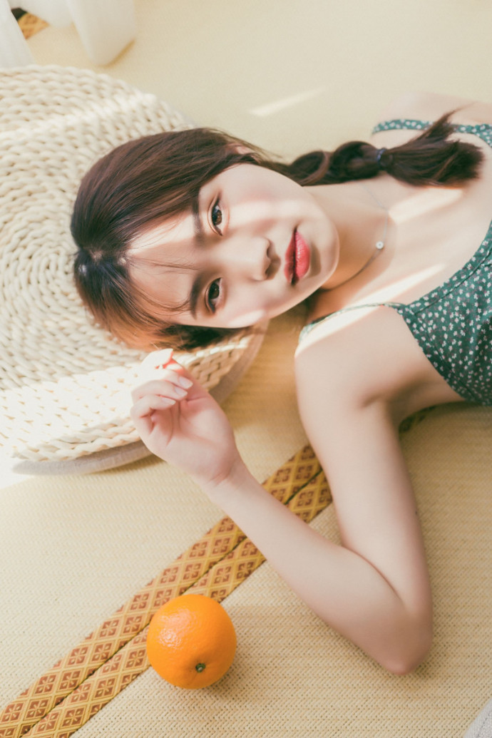 清纯美女绿色吊带裙居家私房写真