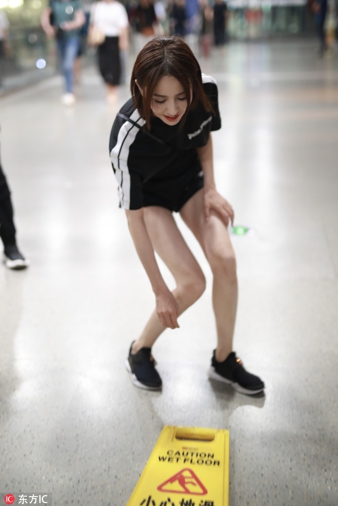 新疆美女明星佟丽娅运动服现身机场可爱街拍图