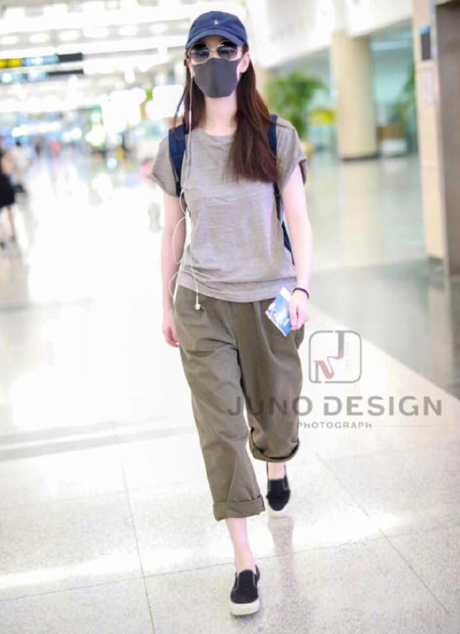 大眼美女明星倪妮机场街拍合集真是个大方舒适