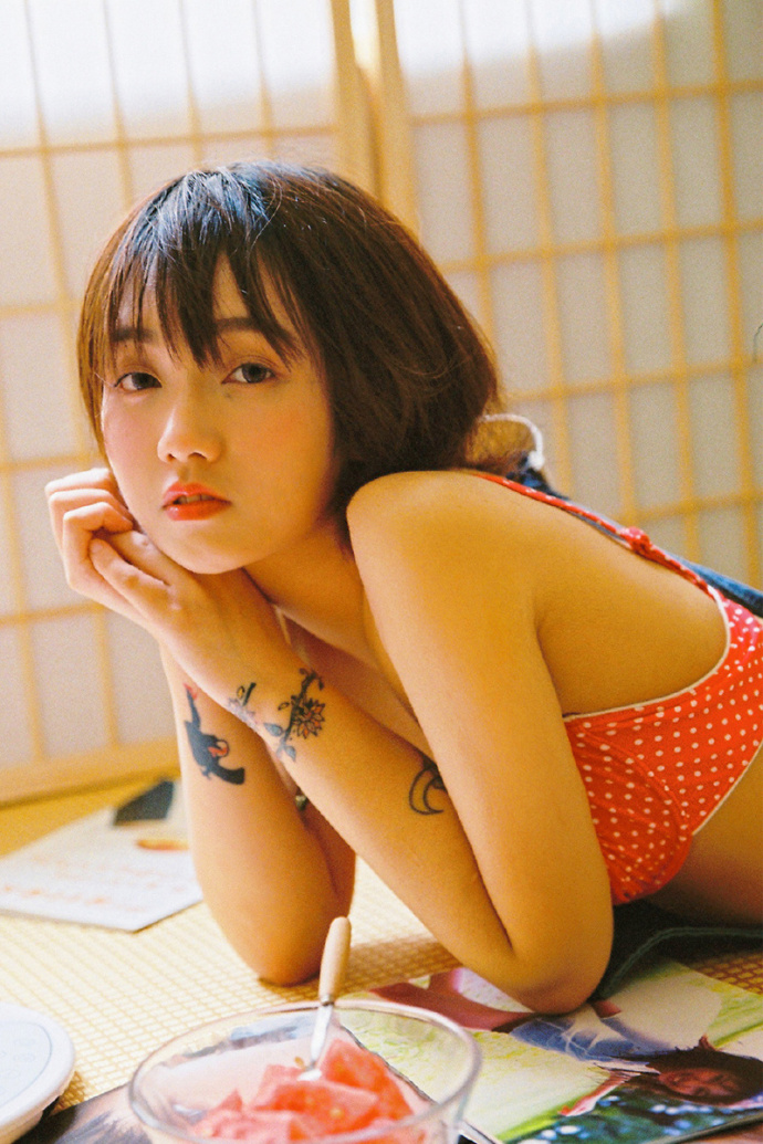 短发清纯美女背带牛仔裤搭配红色波点内衣可爱