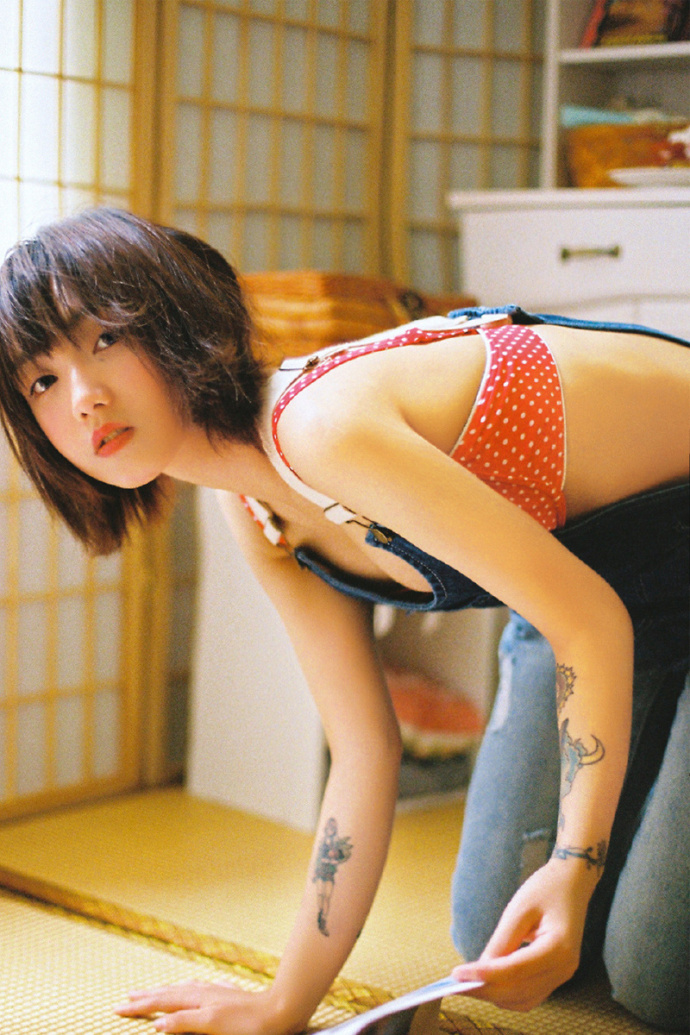 短发清纯美女背带牛仔裤搭配红色波点内衣可爱