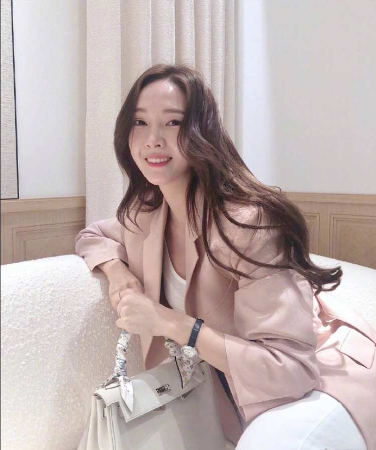 韩国美女明星郑秀妍五月私服照合辑