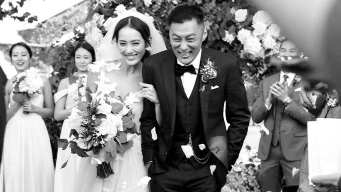 余文乐太太晒孕肚写真夫妻携手出镜幸福感满满