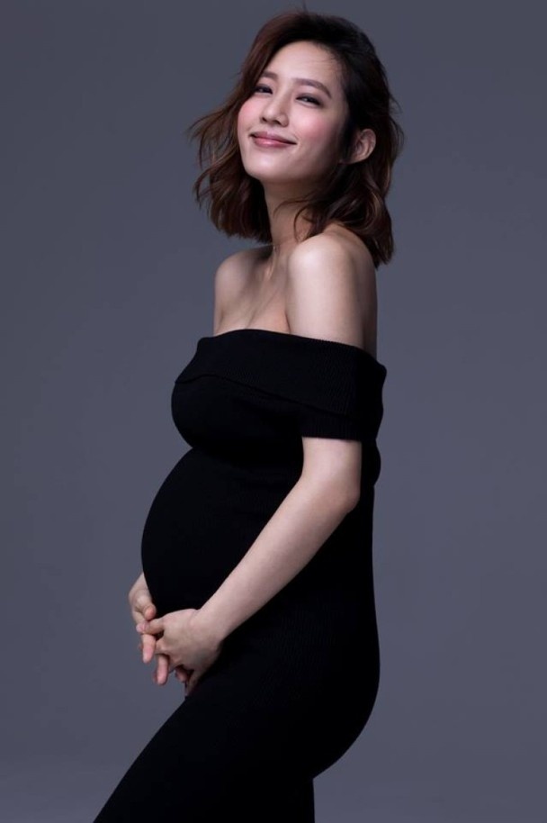 余文乐太太晒孕肚写真夫妻携手出镜幸福感满满