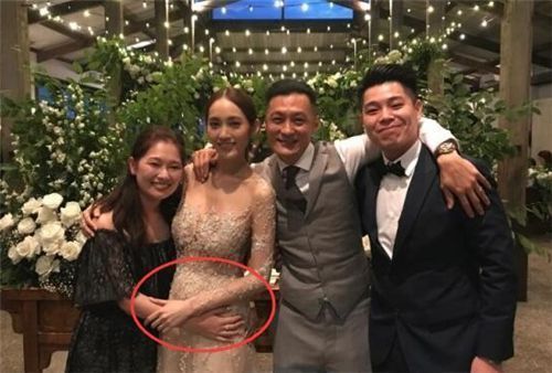 余文乐太太晒孕肚写真夫妻携手出镜幸福感满满