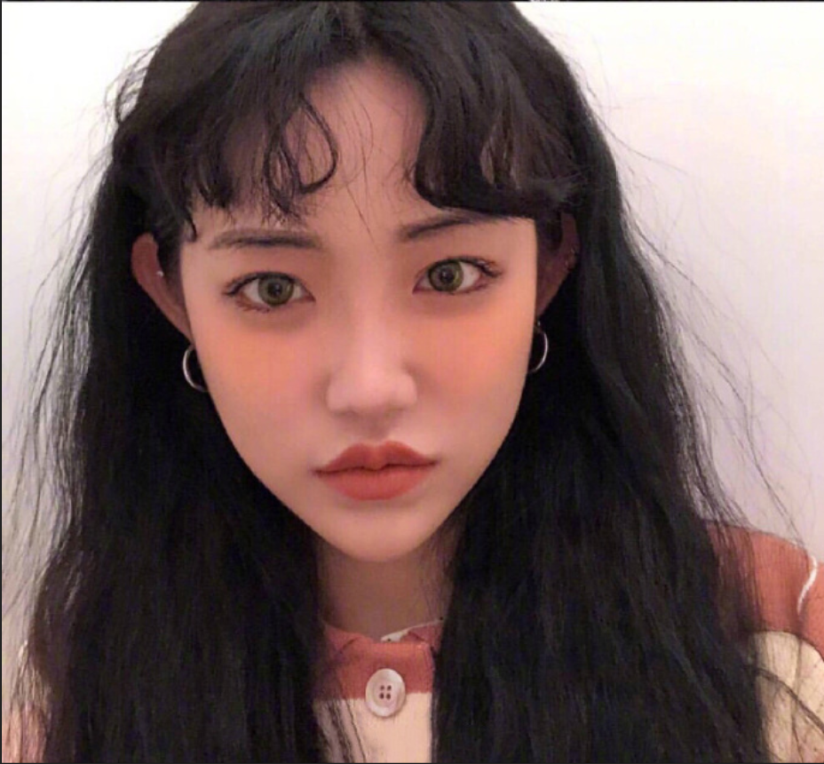 完美驾驭的了二次元刘海的美少女自拍照