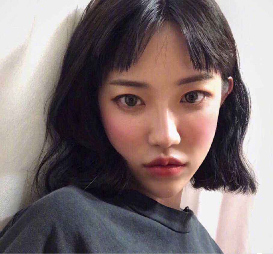 完美驾驭的了二次元刘海的美少女自拍照