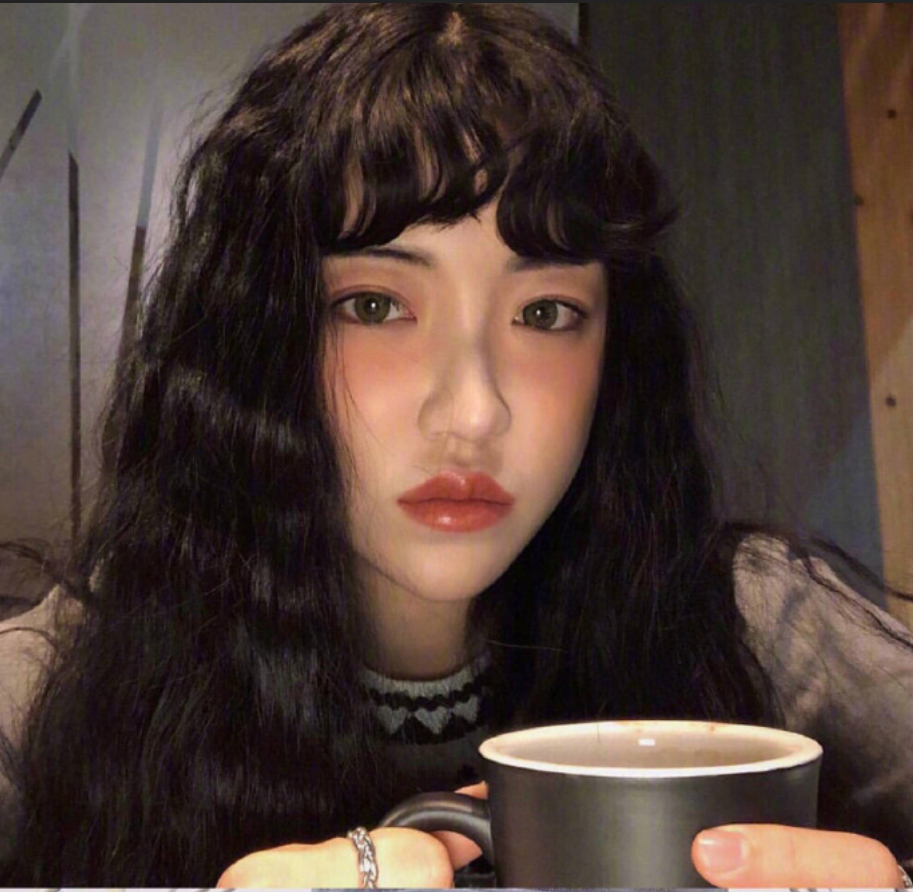 完美驾驭的了二次元刘海的美少女自拍照