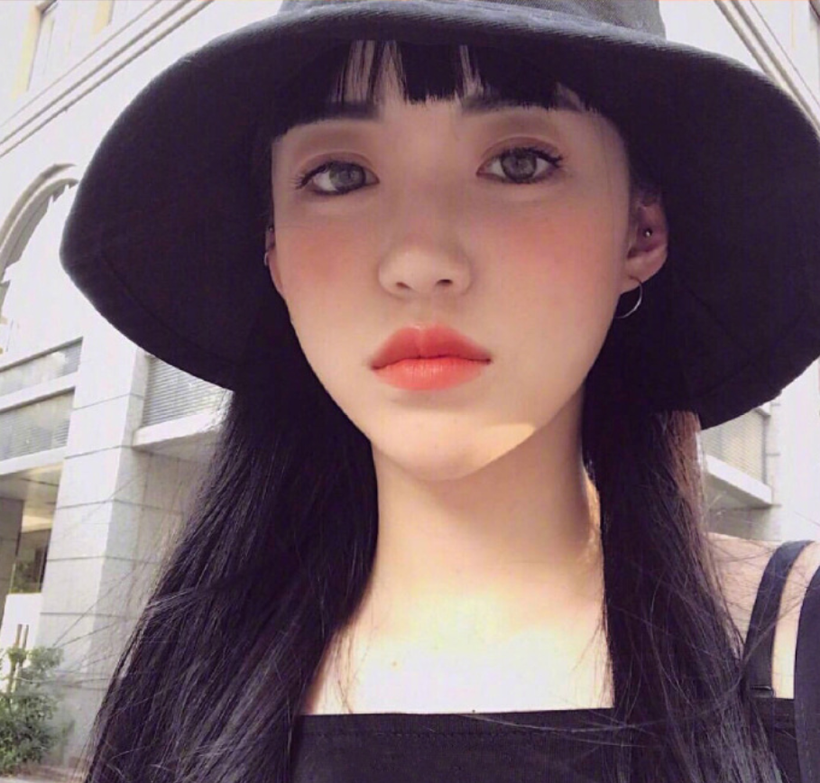 完美驾驭的了二次元刘海的美少女自拍照