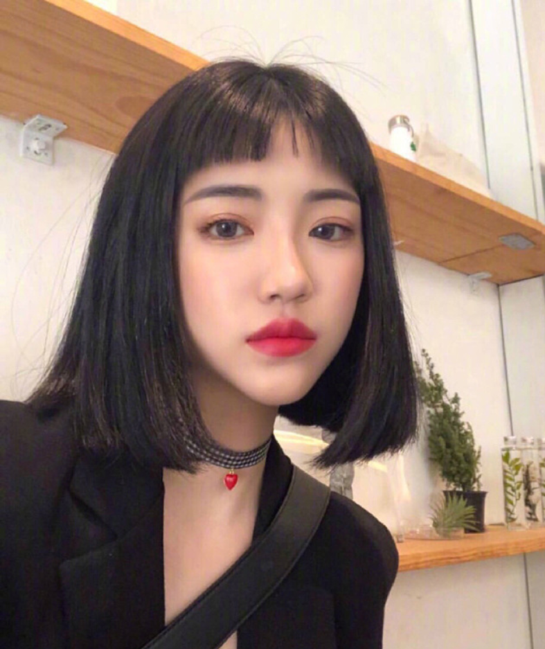 完美驾驭的了二次元刘海的美少女自拍照
