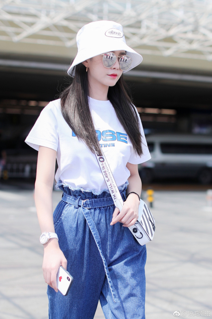 湖南美女明星沈梦辰休闲清新打扮现身首都机场