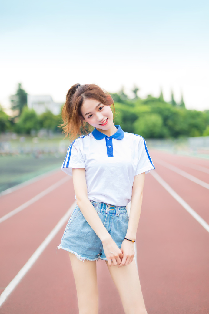 高马尾清纯美女校园写真