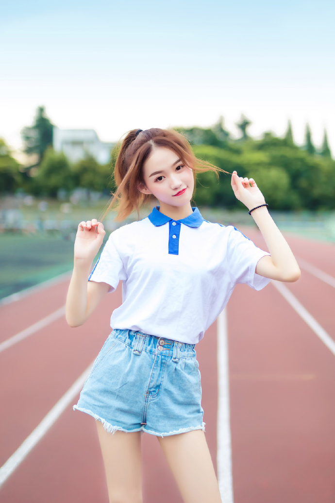 高马尾清纯美女校园写真