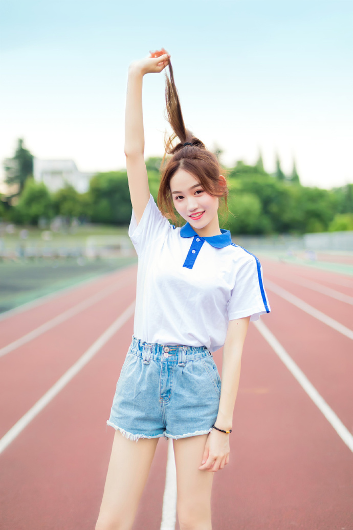 高马尾清纯美女校园写真