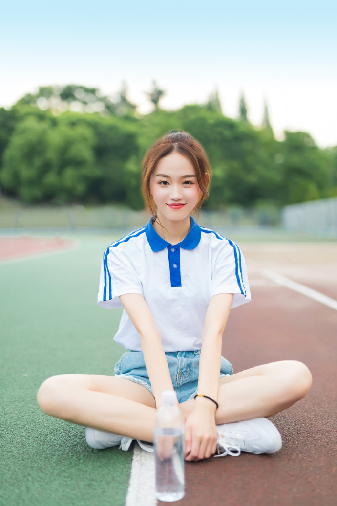 高马尾清纯美女校园写真