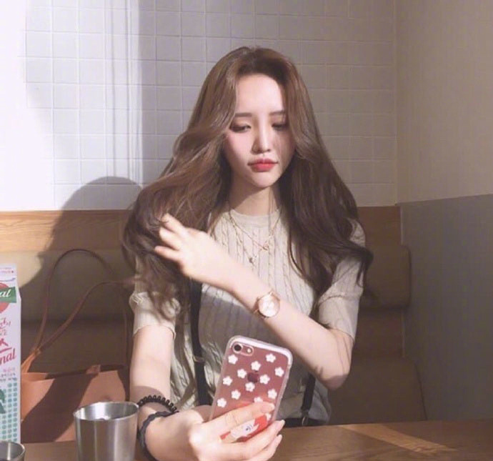 长卷发的美女自拍真的好美一起留长发吧