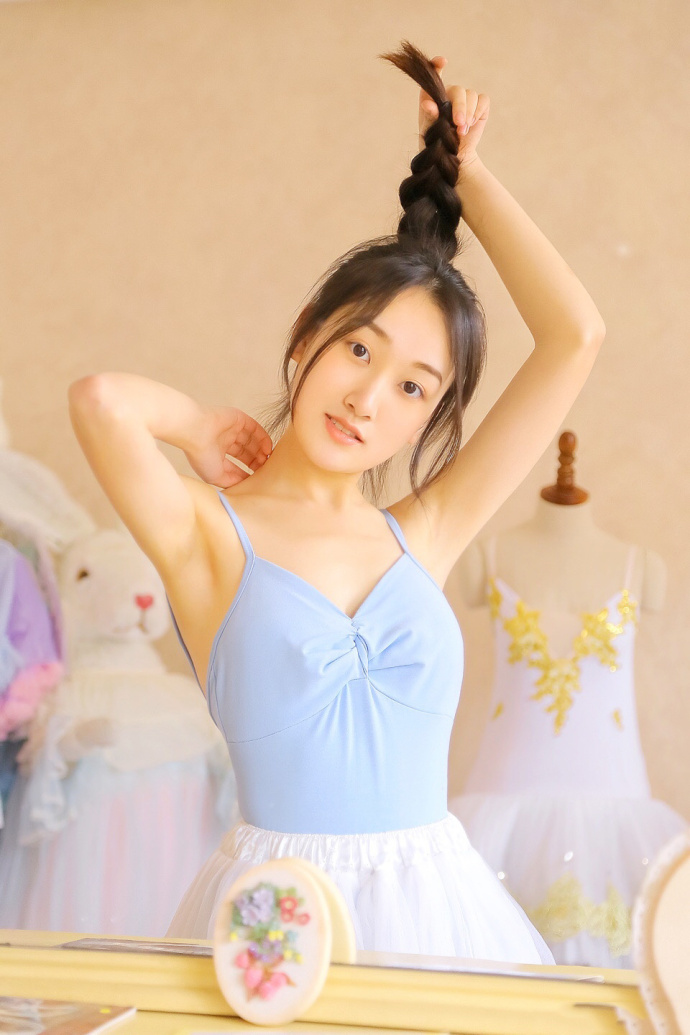 清纯美女芭蕾吊带写真