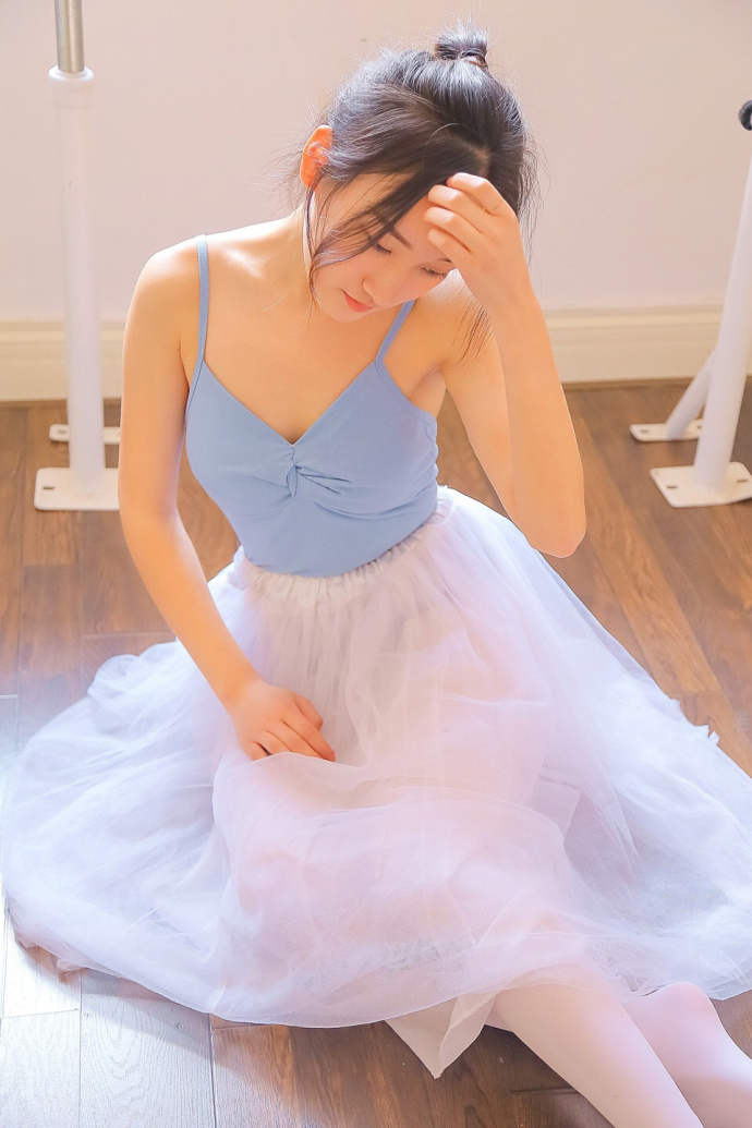 清纯美女芭蕾吊带写真