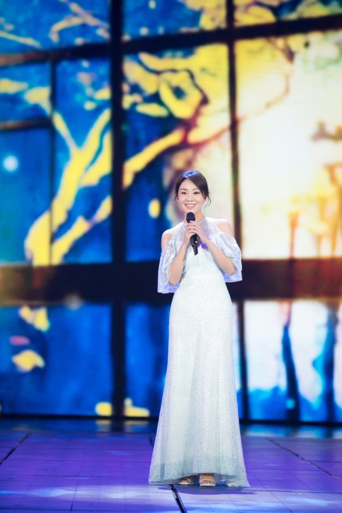 西安美女明星闫妮水蓝色长裙端庄温婉图片