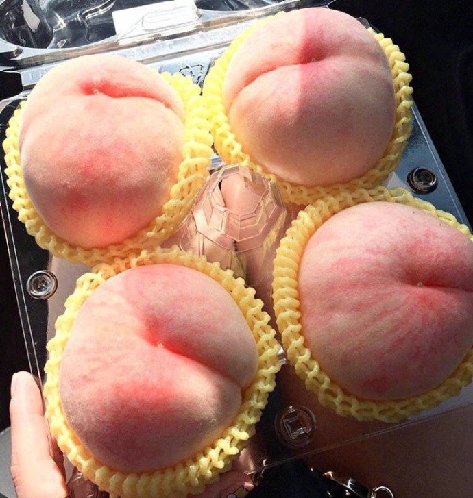 水蜜桃你怎么吃,你爱脆的还是软的呢,我反正爱吃