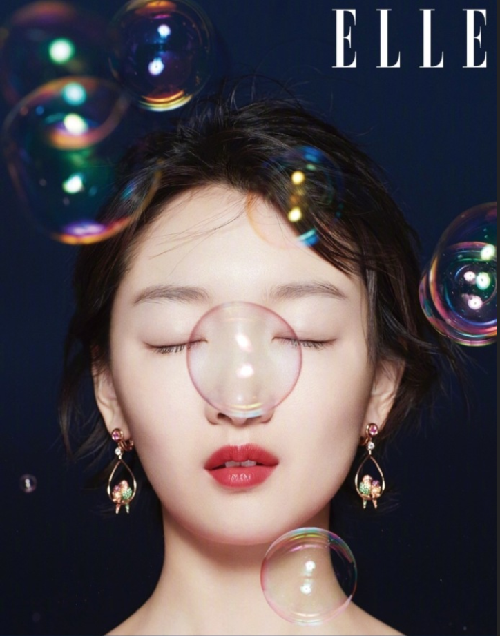 河北美女明星周冬雨登上ELLE中国版八月刊封面时
