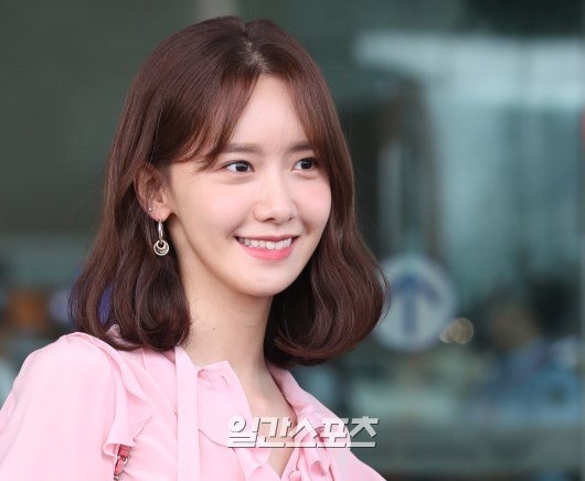 韩国美女明星林允儿粉色衬衫现身机场街拍照