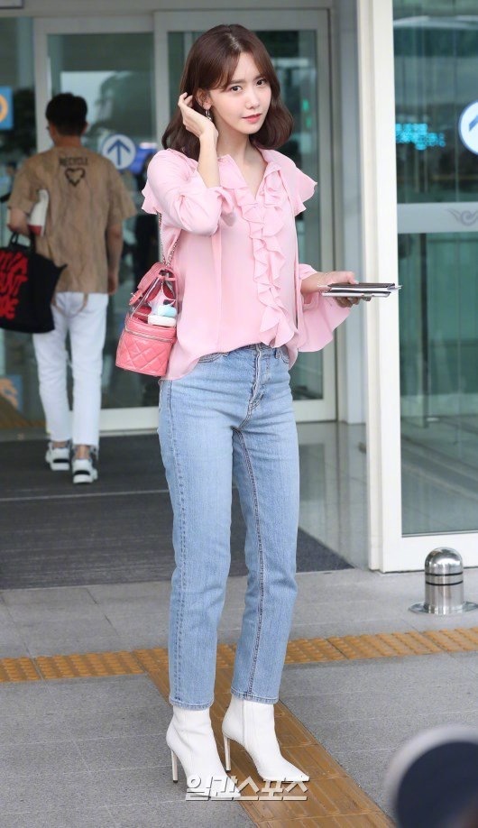 韩国美女明星林允儿粉色衬衫现身机场街拍照