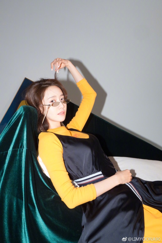 韩国美女明星林允儿《YOHO!女生志》时尚封面图片