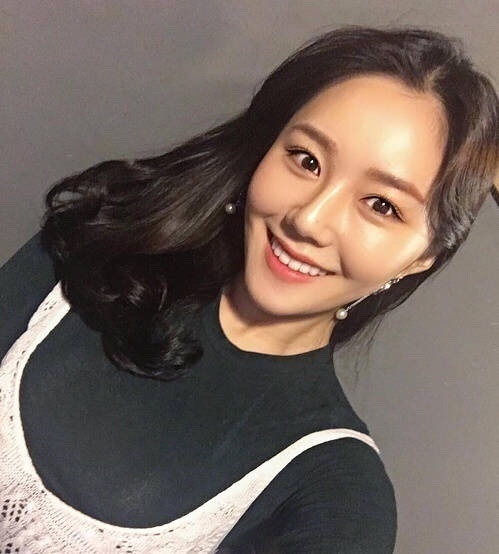 超美的凌乱小卷中长发美女自拍图片