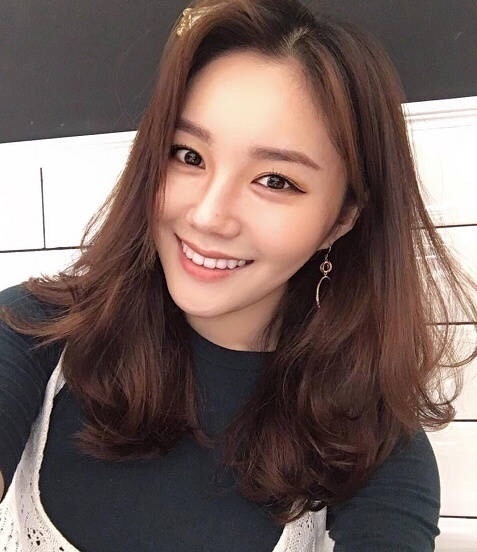 超美的凌乱小卷中长发美女自拍图片