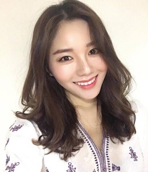 超美的凌乱小卷中长发美女自拍图片