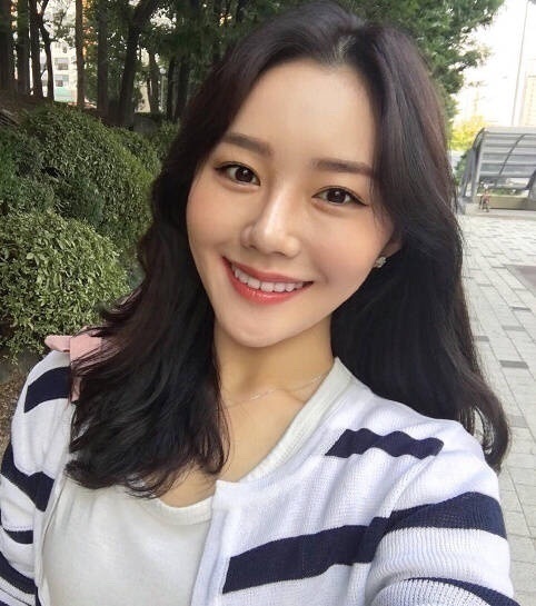 超美的凌乱小卷中长发美女自拍图片
