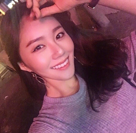 超美的凌乱小卷中长发美女自拍图片