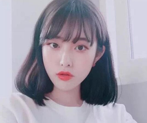好看的中长短发美女自拍照