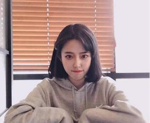 好看的中长短发美女自拍照