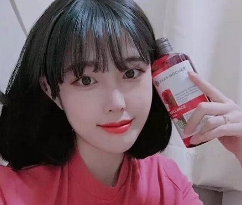 好看的中长短发美女自拍照
