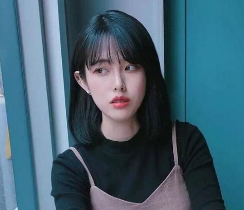 好看的中长短发美女自拍照