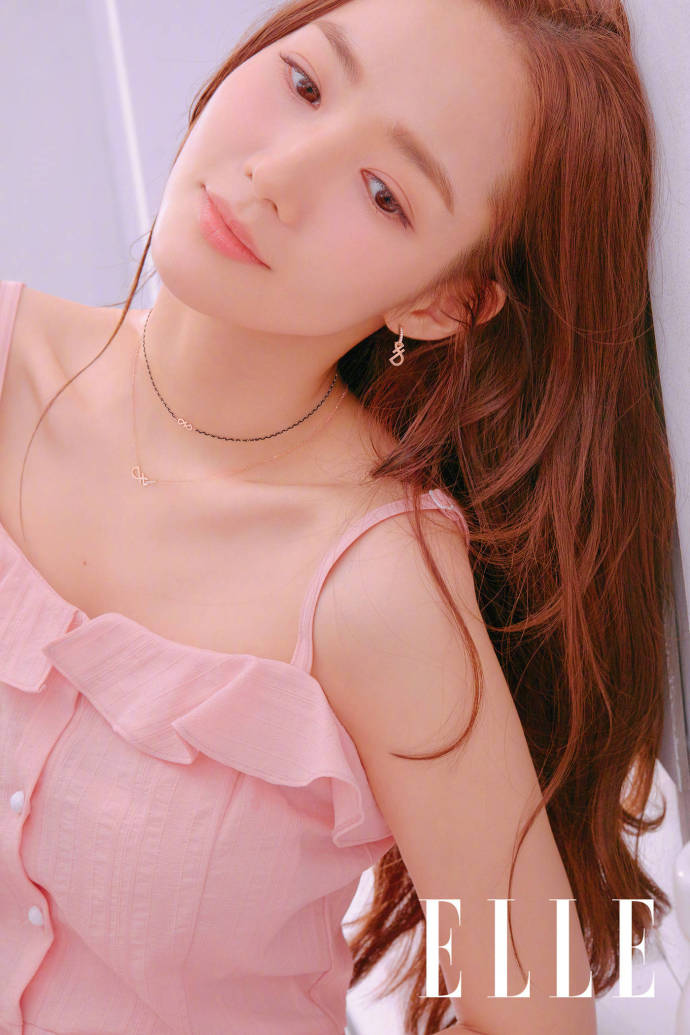 韩国美女演员朴敏英《ELLE》6月刊画报公开