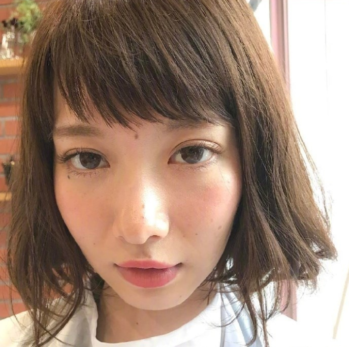 短发美女自拍照,36款中短发发型合集,想换发型可